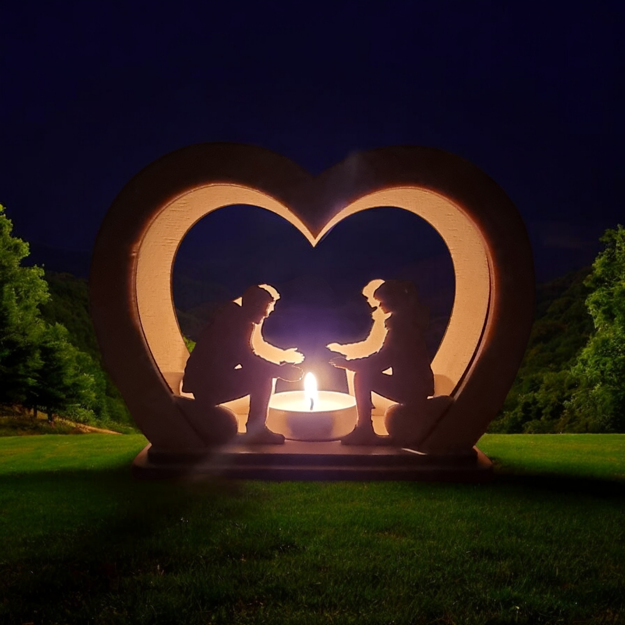 Laser Cut File Teelichthalter – Romantisches Paar am Lagerfeuer für 4mm Holzdicke
