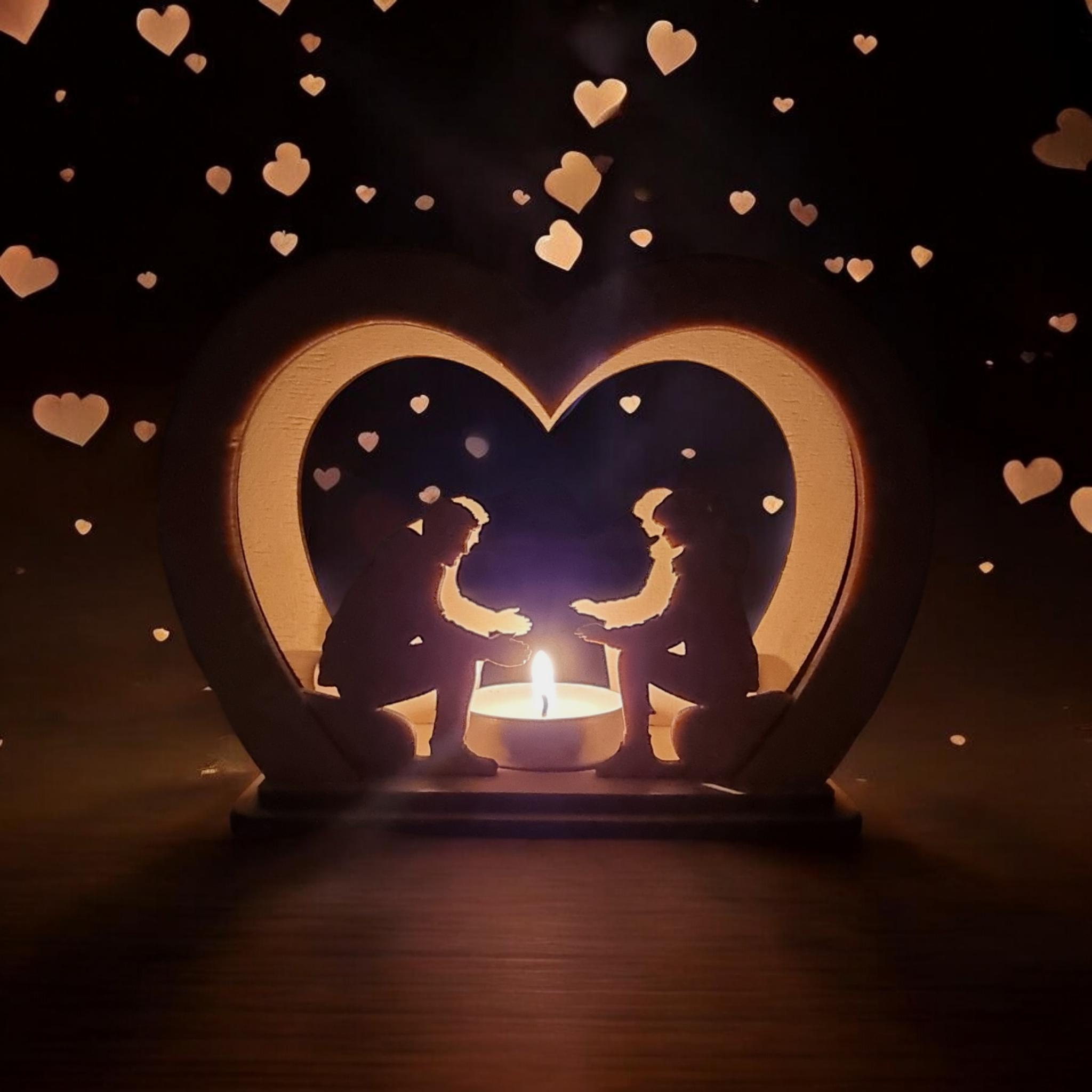 Laser Cut File Teelichthalter – Romantisches Paar am Lagerfeuer für 4mm Holzdicke